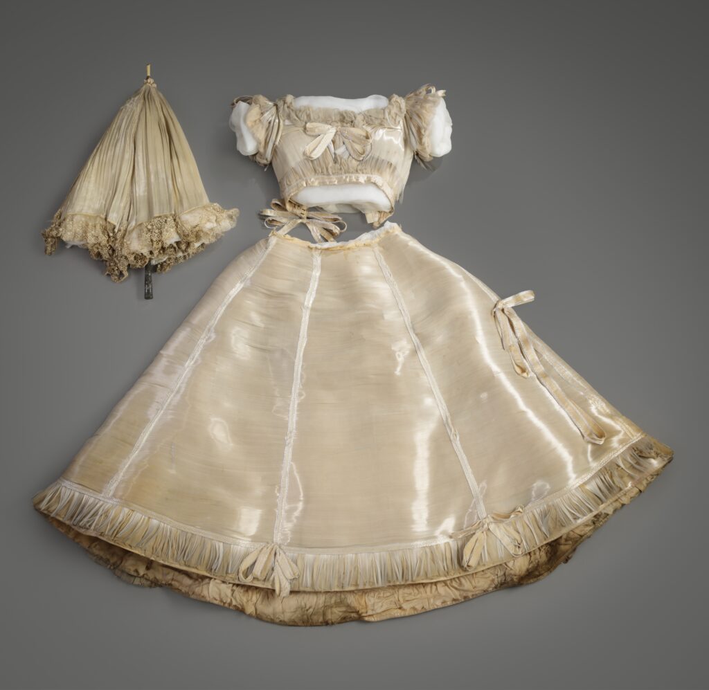 Hyperallergic: The Spun-Glass Dress That Made a Splash at the World's Fair 10 Sarasota Art Museum